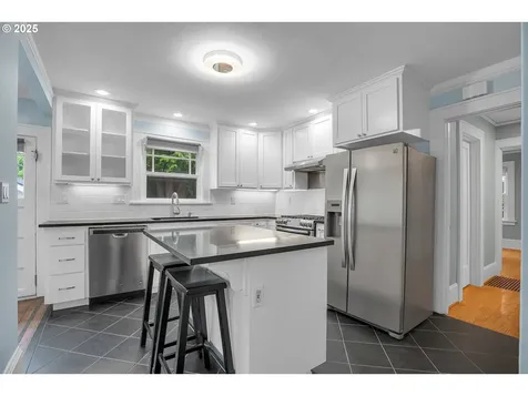 2437 NE 9th Avenue Portland OR 97212