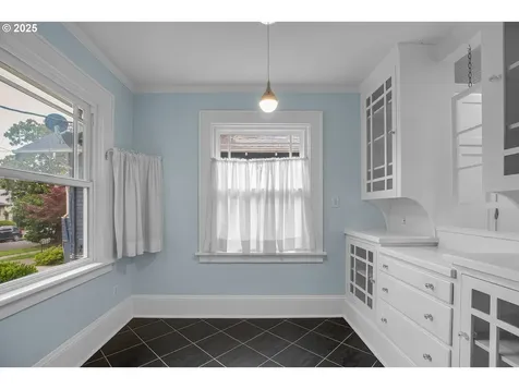 2437 NE 9th Avenue Portland OR 97212
