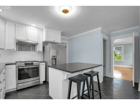2437 NE 9th Avenue Portland OR 97212