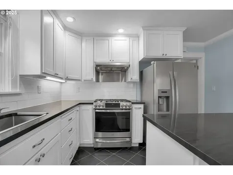 2437 NE 9th Avenue Portland OR 97212