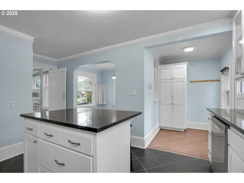 2437 NE 9th Avenue Portland OR 97212