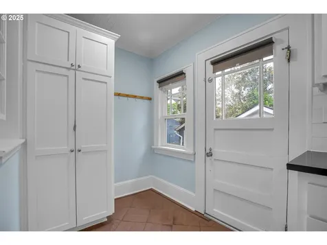 2437 NE 9th Avenue Portland OR 97212