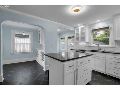 2437 NE 9th Avenue Portland OR 97212