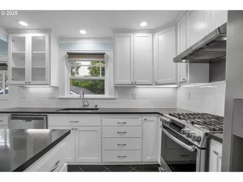 2437 NE 9th Avenue Portland OR 97212