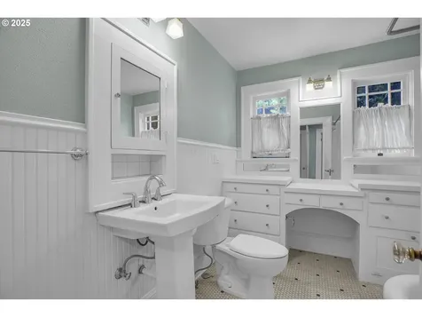 2437 NE 9th Avenue Portland OR 97212