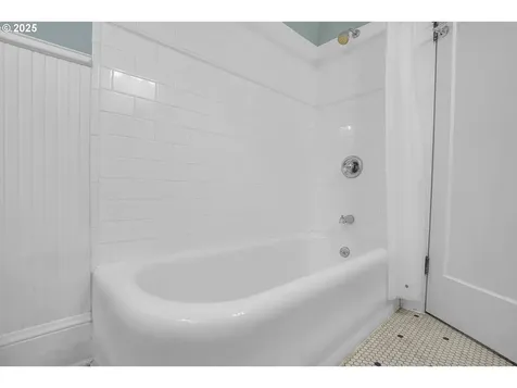 2437 NE 9th Avenue Portland OR 97212