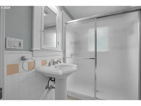 2437 NE 9th Avenue Portland OR 97212
