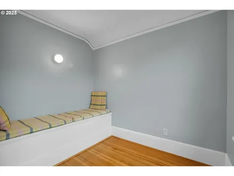 2437 NE 9th Avenue Portland OR 97212