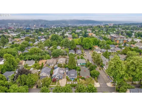 2437 NE 9th Avenue Portland OR 97212