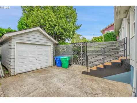 2437 NE 9th Avenue Portland OR 97212