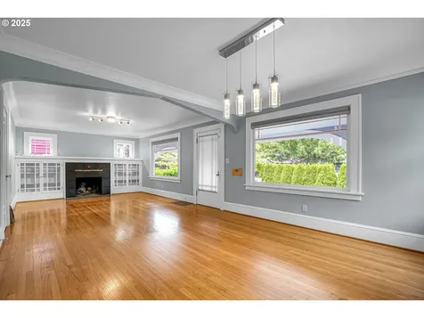 2437 NE 9th Avenue Portland OR 97212