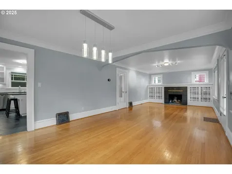 2437 NE 9th Avenue Portland OR 97212
