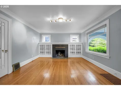 2437 NE 9th Avenue Portland OR 97212