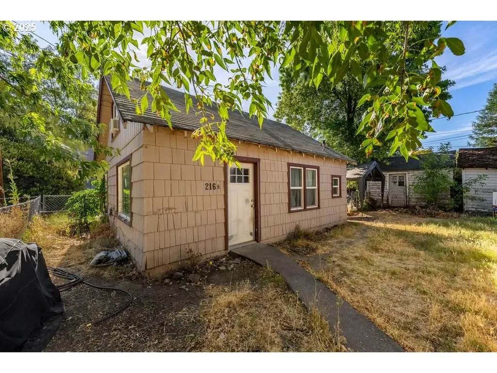 214 N Peach Street Medford OR 97501