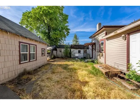 214 N Peach Street Medford OR 97501