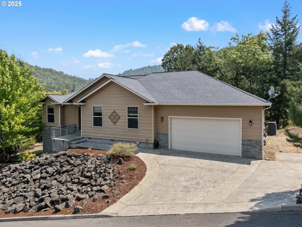 251 Winchester Creek Avenue Winchester OR 97495