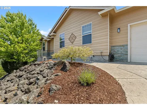 251 Winchester Creek Avenue Winchester OR 97495