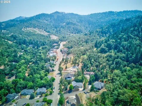 251 Winchester Creek Avenue Winchester OR 97495