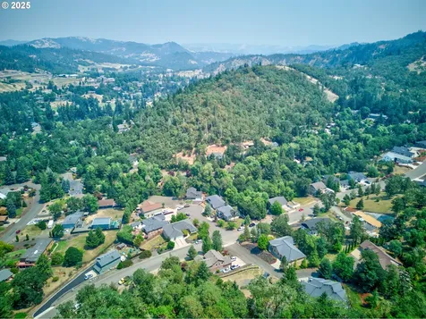 251 Winchester Creek Avenue Winchester OR 97495