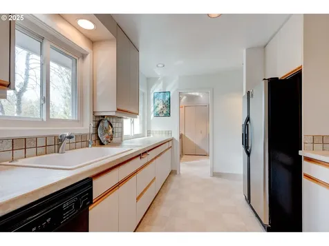 6325 SW 50th Avenue Portland OR 97221