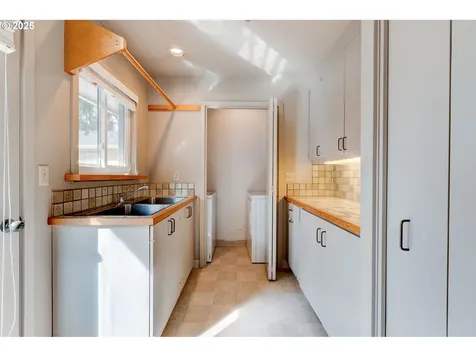 6325 SW 50th Avenue Portland OR 97221