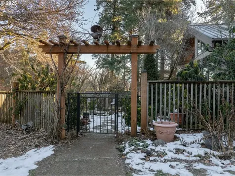 1300 Indian Creek Road Hood River OR 97031
