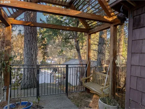 1300 Indian Creek Road Hood River OR 97031