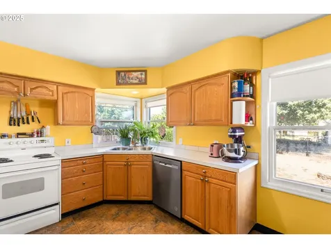 8605 NE Hassalo Street Portland OR 97220
