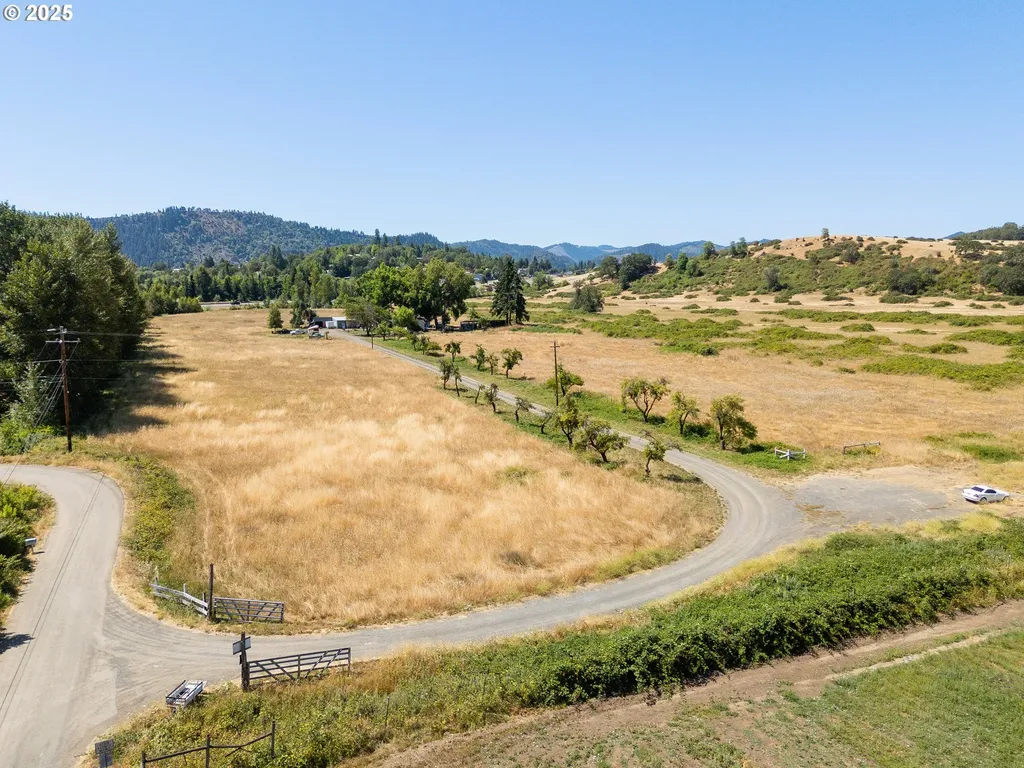 308 Helweg Road Winston OR 97496