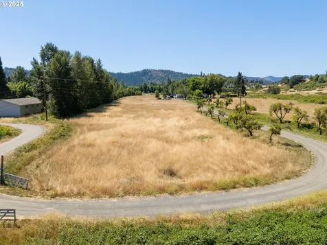 308 Helweg Road Winston OR 97496