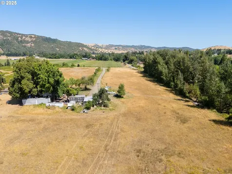 308 Helweg Road Winston OR 97496