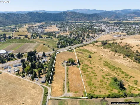 308 Helweg Road Winston OR 97496