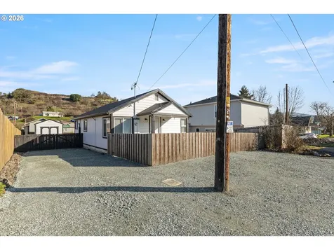 925 NE Cedar Street Roseburg OR 97470