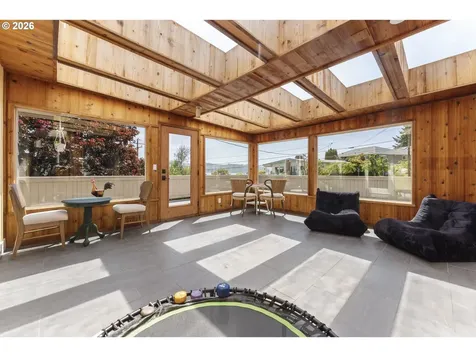 1198 Winsor Avenue North Bend OR 97459