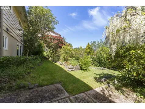 1198 Winsor Avenue North Bend OR 97459