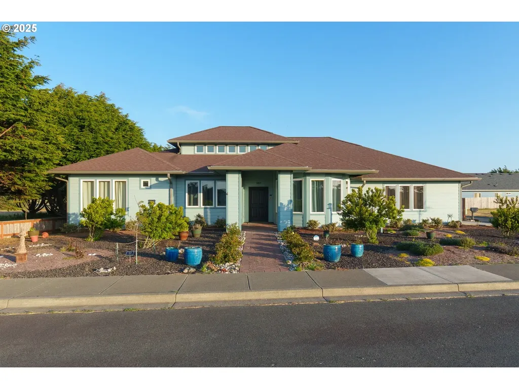 557 Shearwater Circle Bandon OR 97411