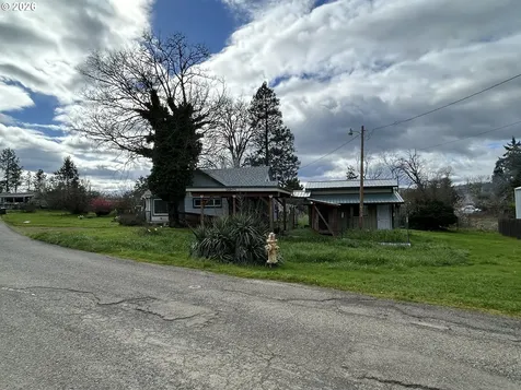 1764 Old Town Loop Road Oakland OR 97462