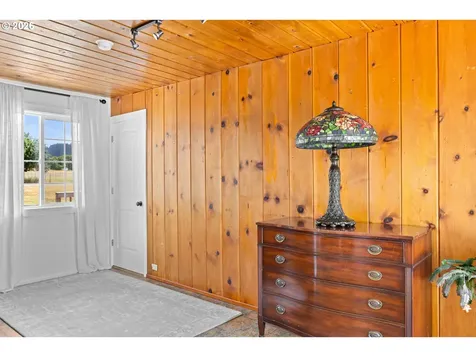 905 NE Third Street Oakland OR 97462