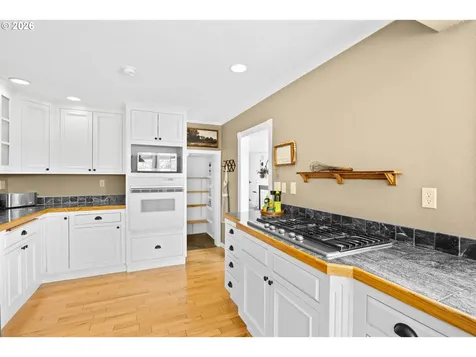 905 NE Third Street Oakland OR 97462