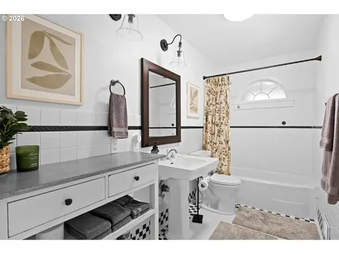 905 NE Third Street Oakland OR 97462