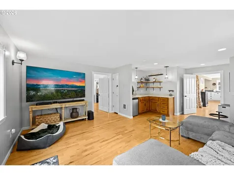 905 NE Third Street Oakland OR 97462