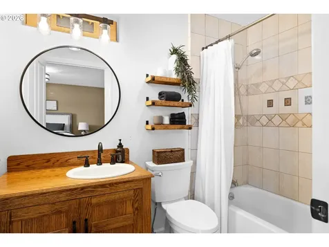 905 NE Third Street Oakland OR 97462