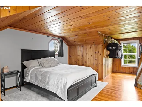 905 NE Third Street Oakland OR 97462