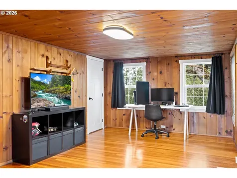 905 NE Third Street Oakland OR 97462