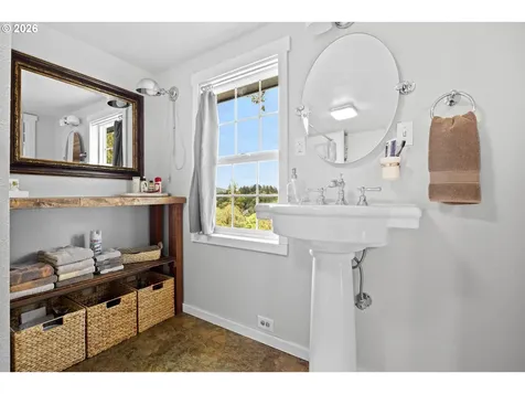 905 NE Third Street Oakland OR 97462