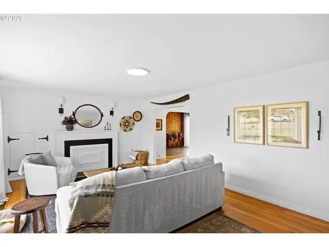 905 NE Third Street Oakland OR 97462