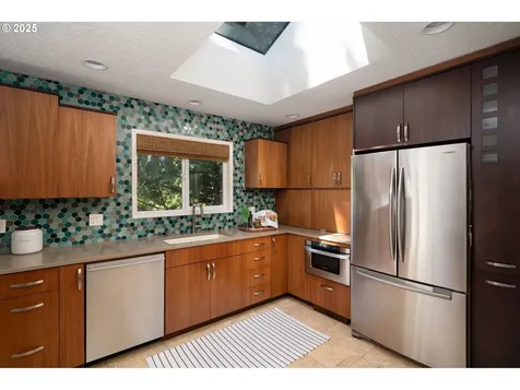 4215 SW Chesapeak Avenue Portland OR 97239