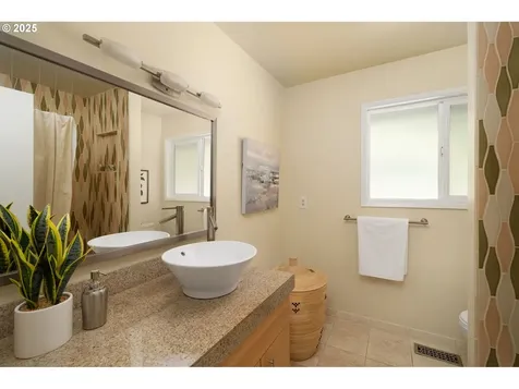 4215 SW Chesapeak Avenue Portland OR 97239