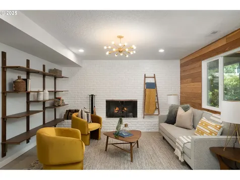 4215 SW Chesapeak Avenue Portland OR 97239