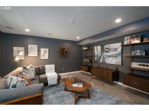 4215 SW Chesapeak Avenue Portland OR 97239